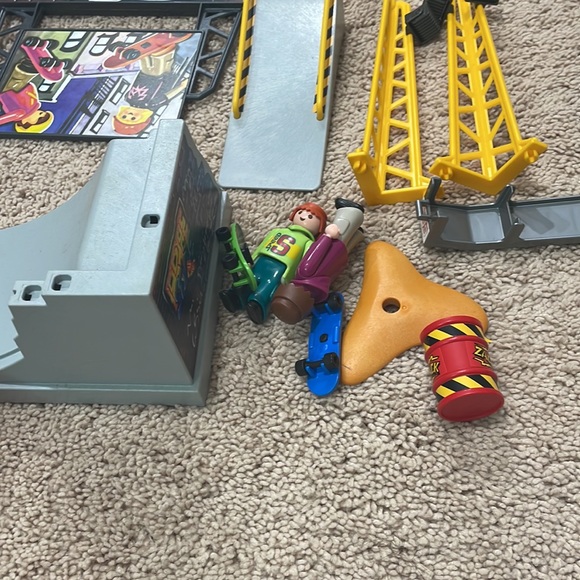 Playmobil skate park set ramps characters skateboards & carrying case great set - Picture 6 of 9